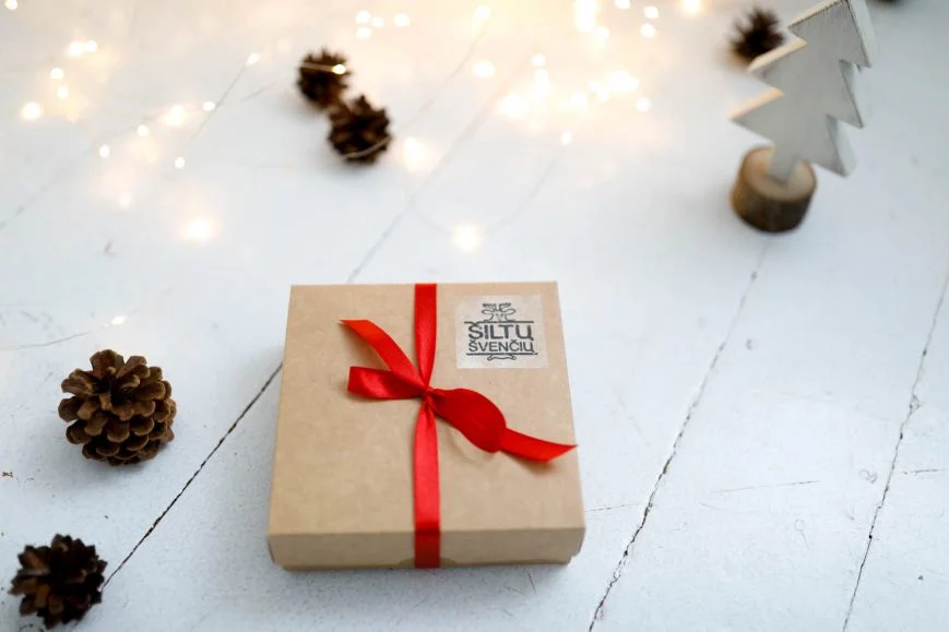 Kalėdinė rankų darbo dovana - vilnos pirštinės dėžutėje